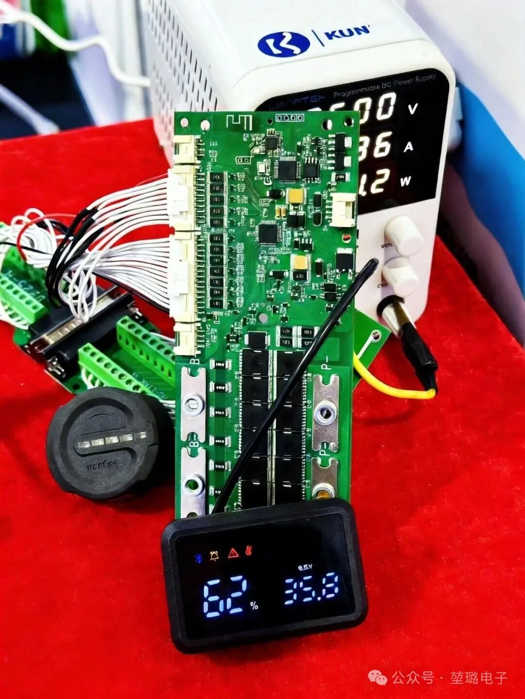 Kunlu présente ses nouveaux BMS et afficheurs Bluetooth au salon des véhicules électriques de Feng